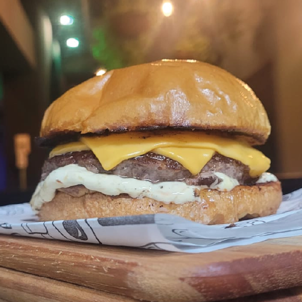 burger cxa, um lanche em homenagem ao grupo de rap ribeiraopretano, consciencia x atual, composto por dj yzak, nego lê, wfy, gipe e mano billy